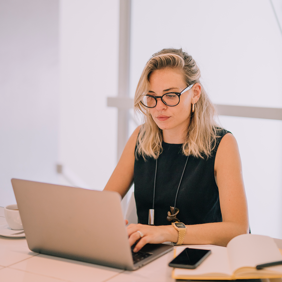 "Uma mulher concentrada no trabalho"